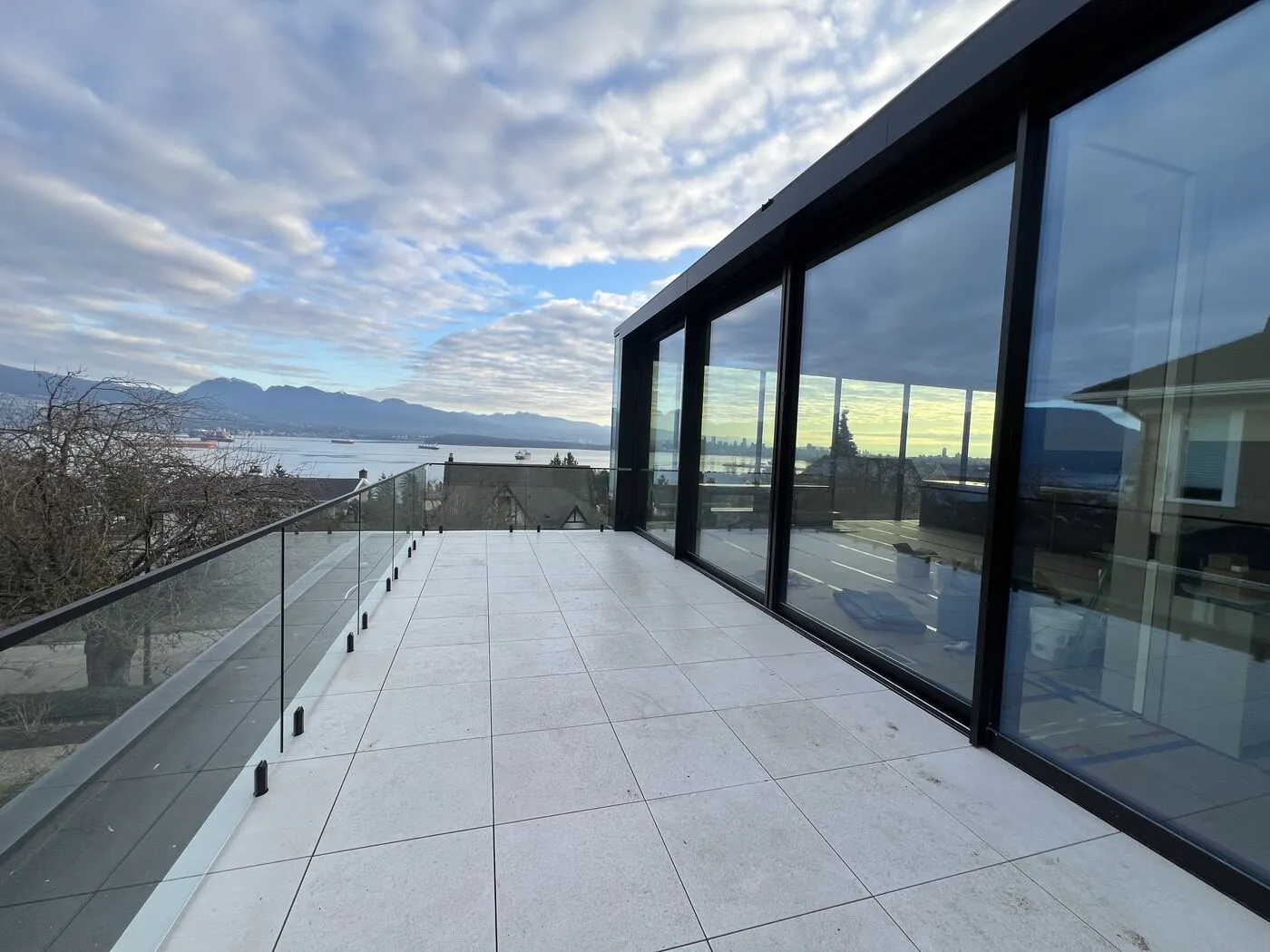 Bellevue Dr. - Vancouver - Exterior Glass Railing